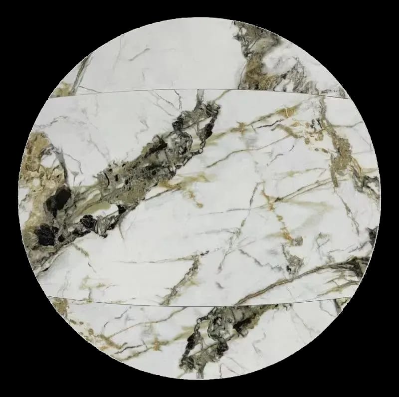 Détail du plateau en marbre blanc veiné d'or et de vert de la table Calypso