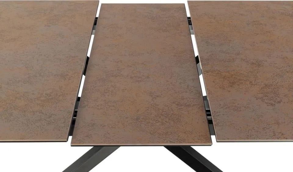 Détail du plateau en céramique brun rouille des tables extensibles Irwine